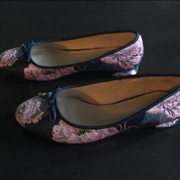 Beautiful  flowered embroidered flats 🌺🌸🌺 - Picture 2 of 4